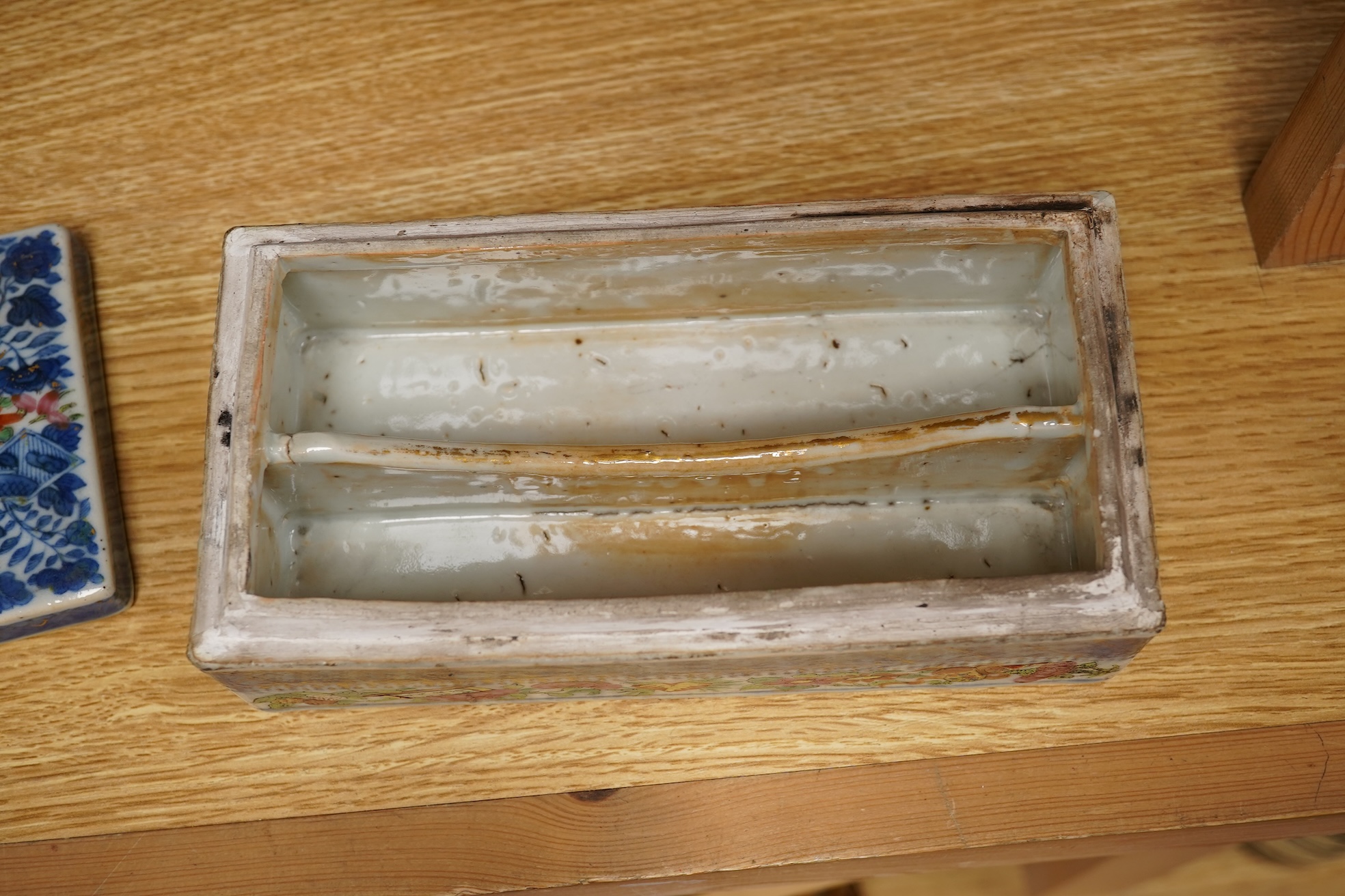 A Chinese Fitzhugh pattern twin pen box, first half 19th century, 19cm wide
